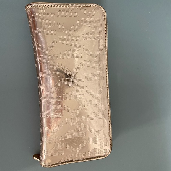 Rose gold Michael Kors wallet - Picture 2 of 3